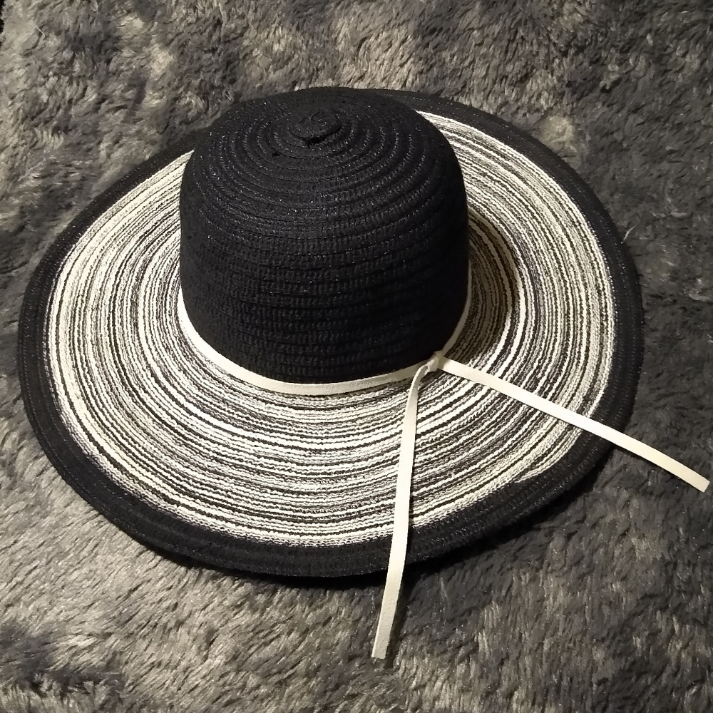 Black & white floppy sun hat